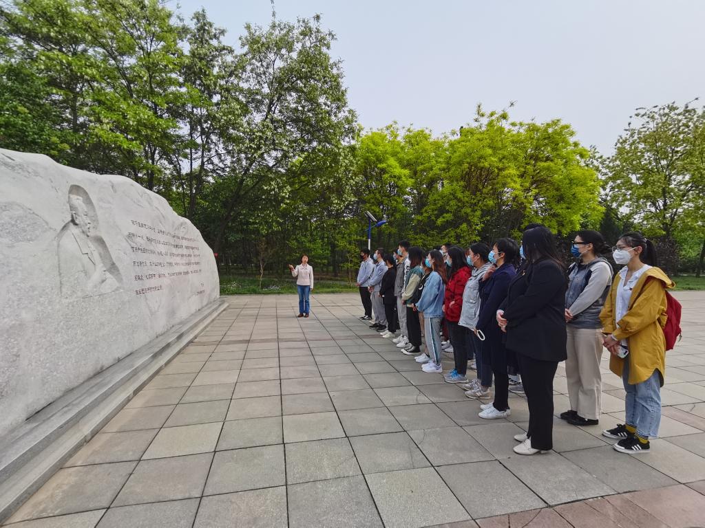 学习李保国精神，争做党员先锋